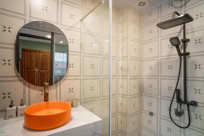 Deluxe Double Room with Bath — Vani Hanoi Residence - Old Quater - Train Street
